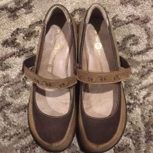 Jambu size 8 beautiful leather Mary Janes memory foam sole super cute